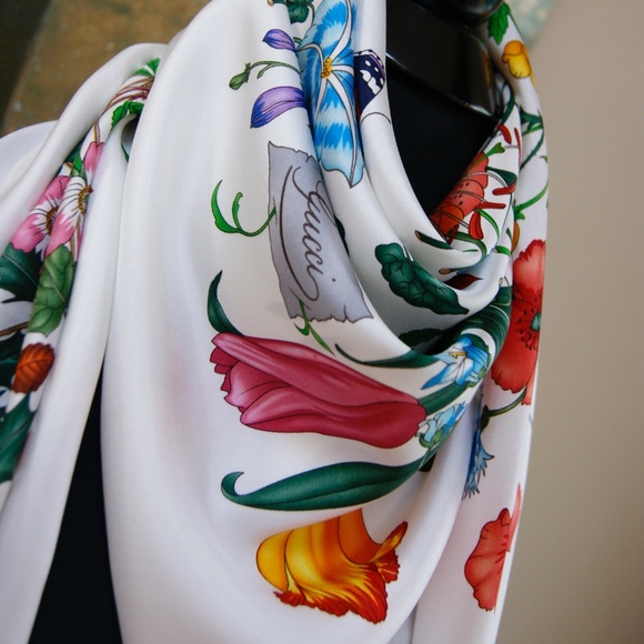 New Gucci Scarf Iconic Floral Print White Silk Wrap with Gucci Gift Box - Picture 13 of 14
